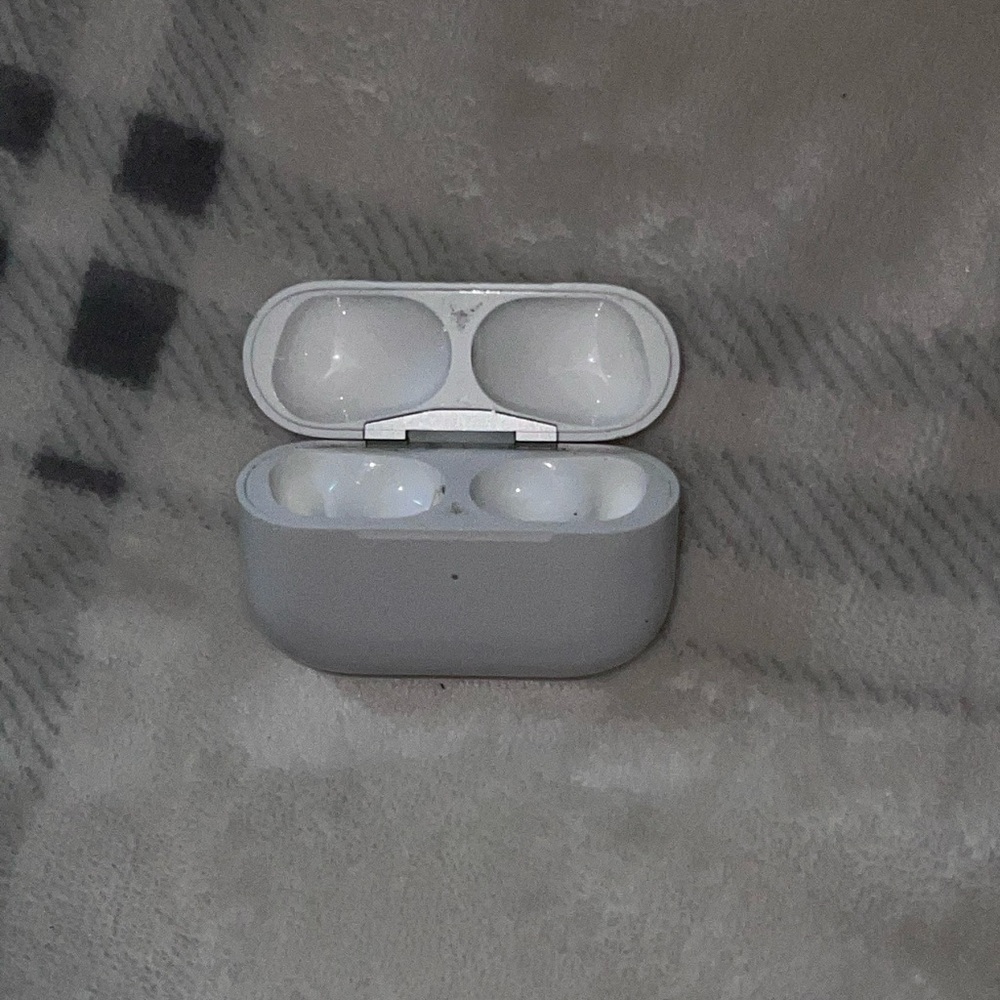 AirPods 2 pro case ONLY in great condition 8/10
